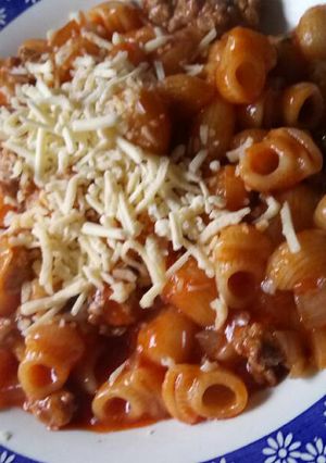 Una foto de Macarrones con carne picada tomate