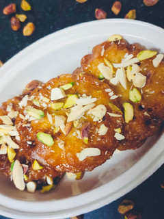बंगाली मालपुआ (Bengali Malpua recipe in Hindi) रेसिपी मुख्य फोटो