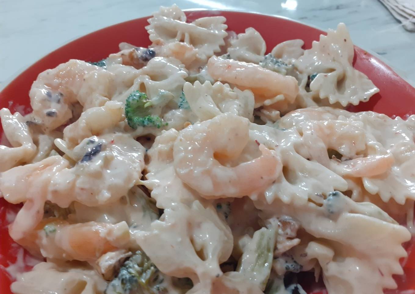Pasta con camarones en salsa de yogurt (opción sana)