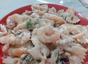 Una foto de Pasta con camarones en salsa de yogurt (opción sana)