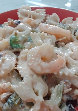 Una foto de Pasta con camarones en salsa de yogurt (opción sana)