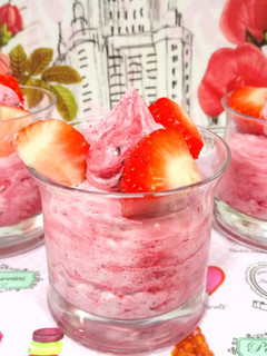 Una foto de Postre de frutos rojos y nata