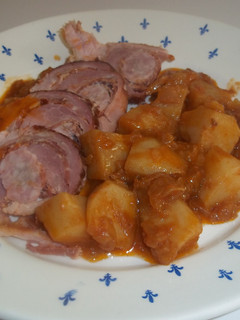 Una foto de Rollo de ternera con salsa y patatas
