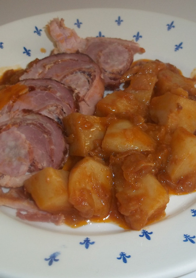 Una foto de Rollo de ternera con salsa y patatas
