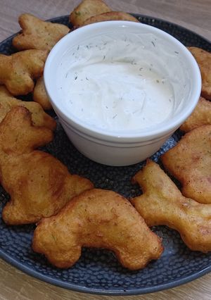 Zöldséges burgonyafigurák kapros-fokhagymás mártogatóssal (glutén- és tejmentes) recept fotója