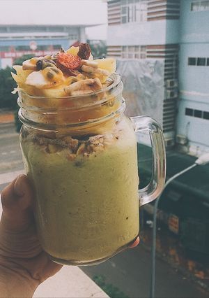 Hình của món Smoothies bơ + dứa + yến mạch + ngũ cốc + hoa quả khô.