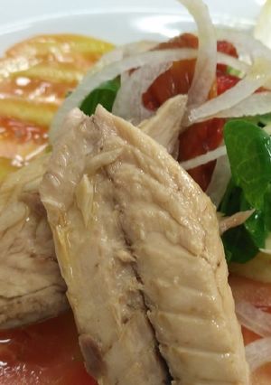 Una foto de Ensalada de brotes tiernos... Con pimientos asados!