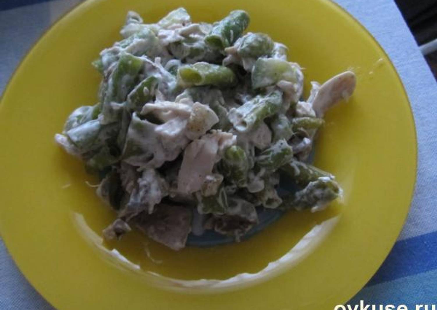 Салат со стручковой фасолью и курицей и грибами