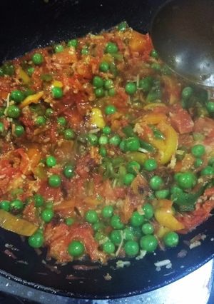 A picture of Green peas onion tomato bhaji.