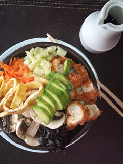 Una foto de Chirashi sushi (sushi al plato)