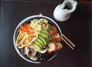 Una foto de Chirashi sushi (sushi al plato)