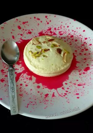 A picture of Bhapa doi (baked yogurt).