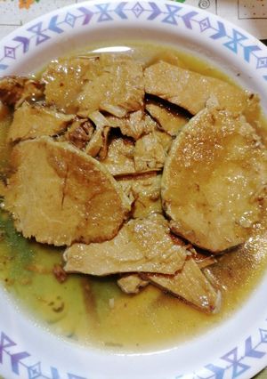 Una foto de Lomo con vino dulce y manzanas