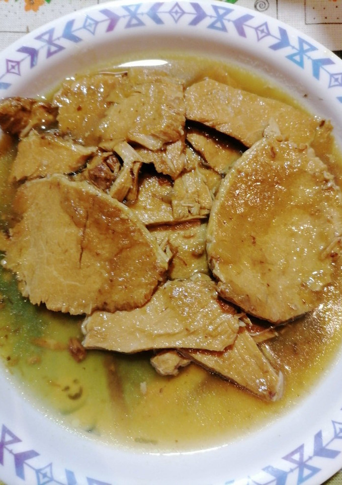 Una foto de Lomo con vino dulce y manzanas