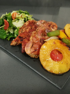 Una foto de Chuletas de pavo al ajillo a la plancha