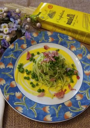 Foto di Spaghetti crema di piselli zafferano petali di prosciutto cotto