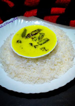 A picture of Bhindi kadi and chawal.