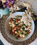 Ensalada de cherrys, aguacate, pepino, cebolla, uvas, huevo duro picado y mozzarella