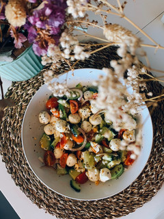 Una foto de Ensalada de cherrys, aguacate, pepino, cebolla, uvas, huevo duro picado y mozzarella