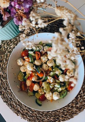 Foto principal de Ensalada de cherrys, aguacate, pepino, cebolla, uvas, huevo duro picado y mozzarella