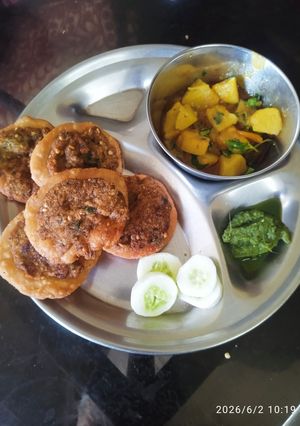 बीड़ई पूरी और आलू की सब्जी, हरी चटनी रेसिपी मुख्य फोटो