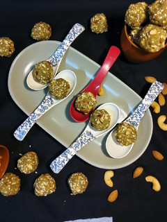 साबुत हरी मूंग तिल गुड़ के लड्डू (sabut hari moong til gur ke ladoo recipe in Hindi) रेसिपी मुख्य फोटो
