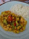 Caril de lulas e camarão com legumes
