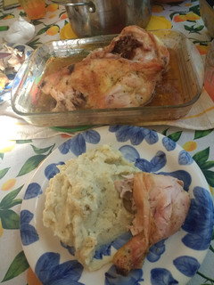 Una foto de Pollo al horno; & puré con orégano
