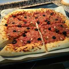 Una foto de Pizza casera de Atún y Beicon