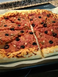 Una foto de Pizza casera de Atún y Beicon
