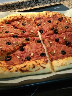 Una foto de Pizza casera de Atún y Beicon