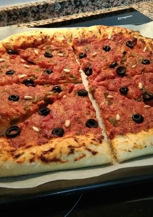 Una foto de Pizza casera de Atún y Beicon