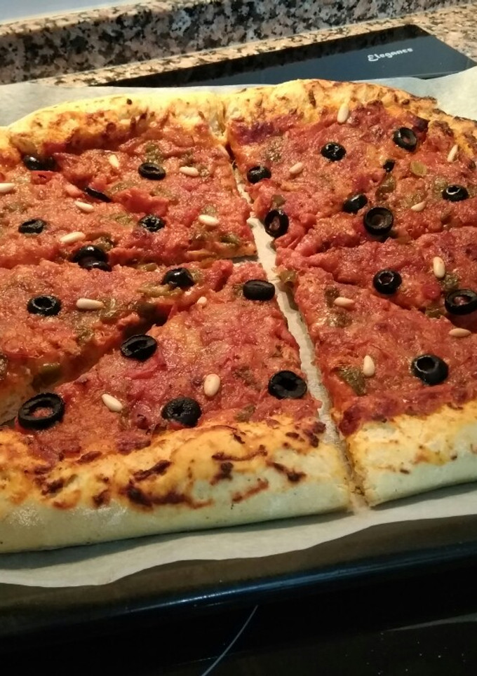Una foto de Pizza casera de Atún y Beicon