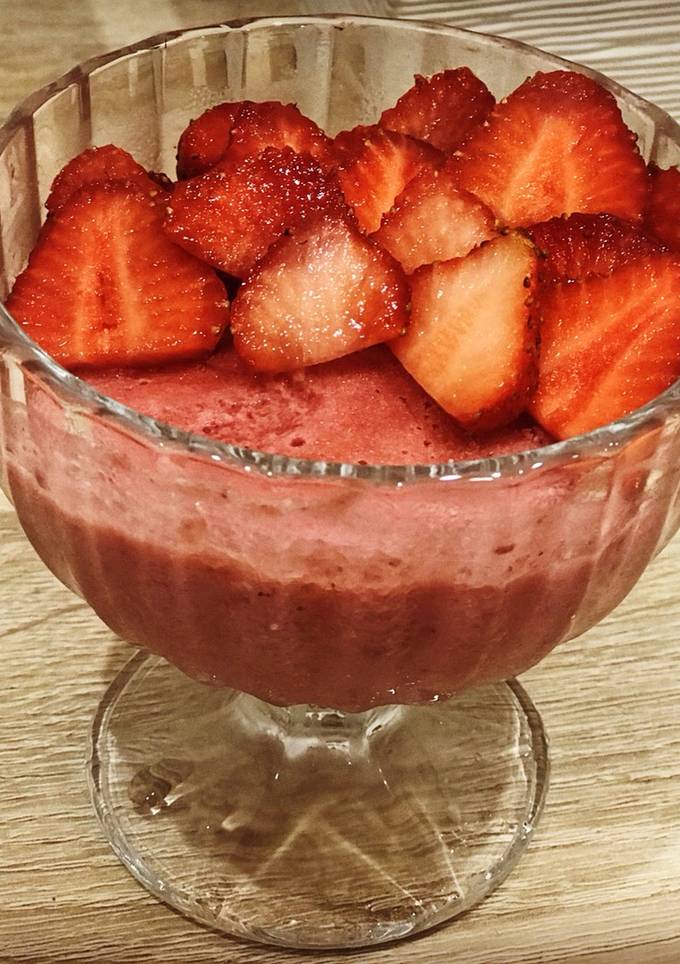 Мороженое с клубникой
