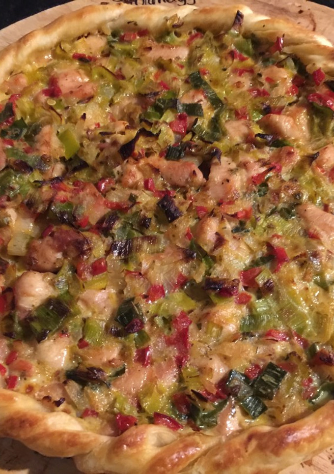 Una foto de Tarta de pollo y puerros