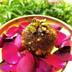 A picture of Jagerry coconut ladoos.