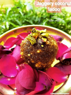 A picture of Jagerry coconut ladoos.