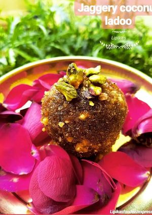 A picture of Jagerry coconut ladoos.
