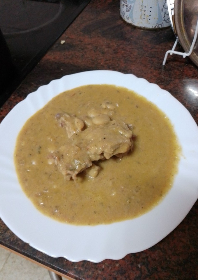 Una foto de Guiso de conejo con judiones