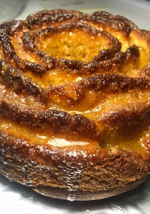 Una foto de "Coca dolça" / coca dulce con una naranja dentro