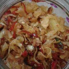 รูปของ Keripik kentang + ikan teri nasi di tumis pake cabe merah iris