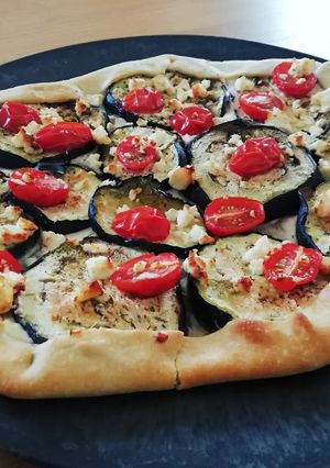 Une photo de Tarte rustique aubergine/tomate/feta
