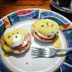A picture of Eggs Benedict.