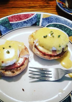 A picture of Eggs Benedict.
