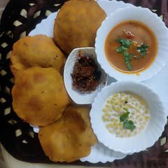 A picture of मूंगदाल पूरी और आलू की सब्जी.
