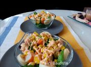 Una foto de ensalada de aguacate y surimi