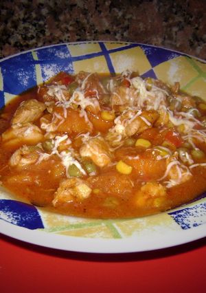 Una foto de Pollo con verduras en olla de barro
