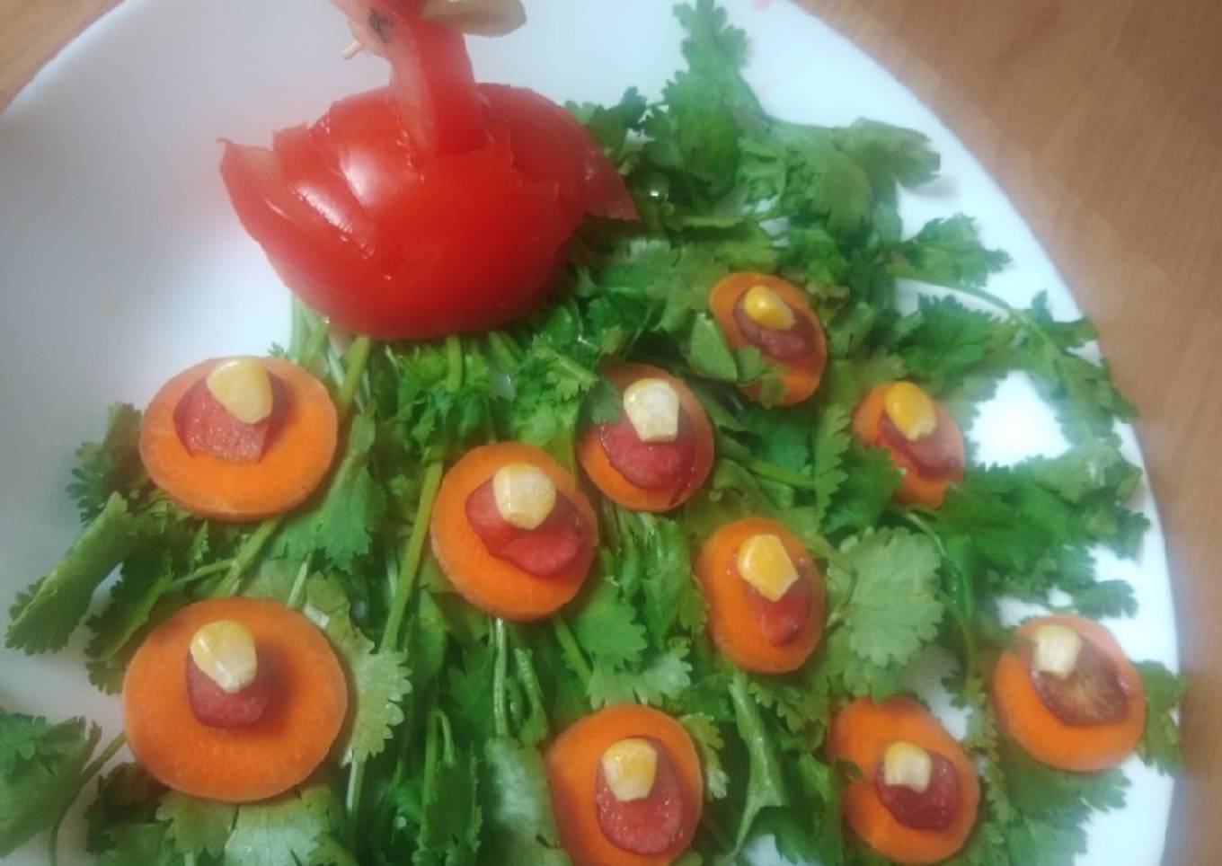 Salad decorating plate