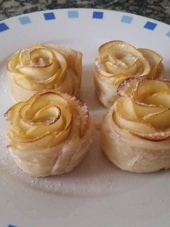Una foto de Flores de manzana con hojaldre.