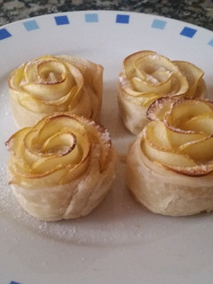 Una foto de Flores de manzana con hojaldre.